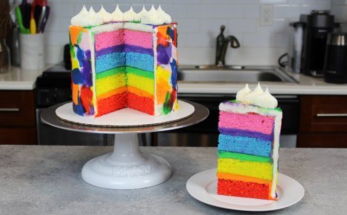 彩虹层蛋糕配方，用4个蛋糕层制成