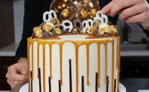 蛋糕的图象与双滴水，用巧克力ganache滴水和焦糖滴下