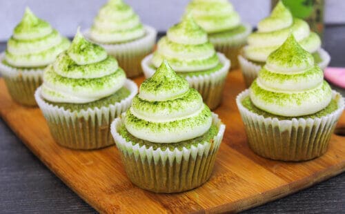 一批抹茶蛋糕，加香草奶油糖霜，撒上抹茶粉
