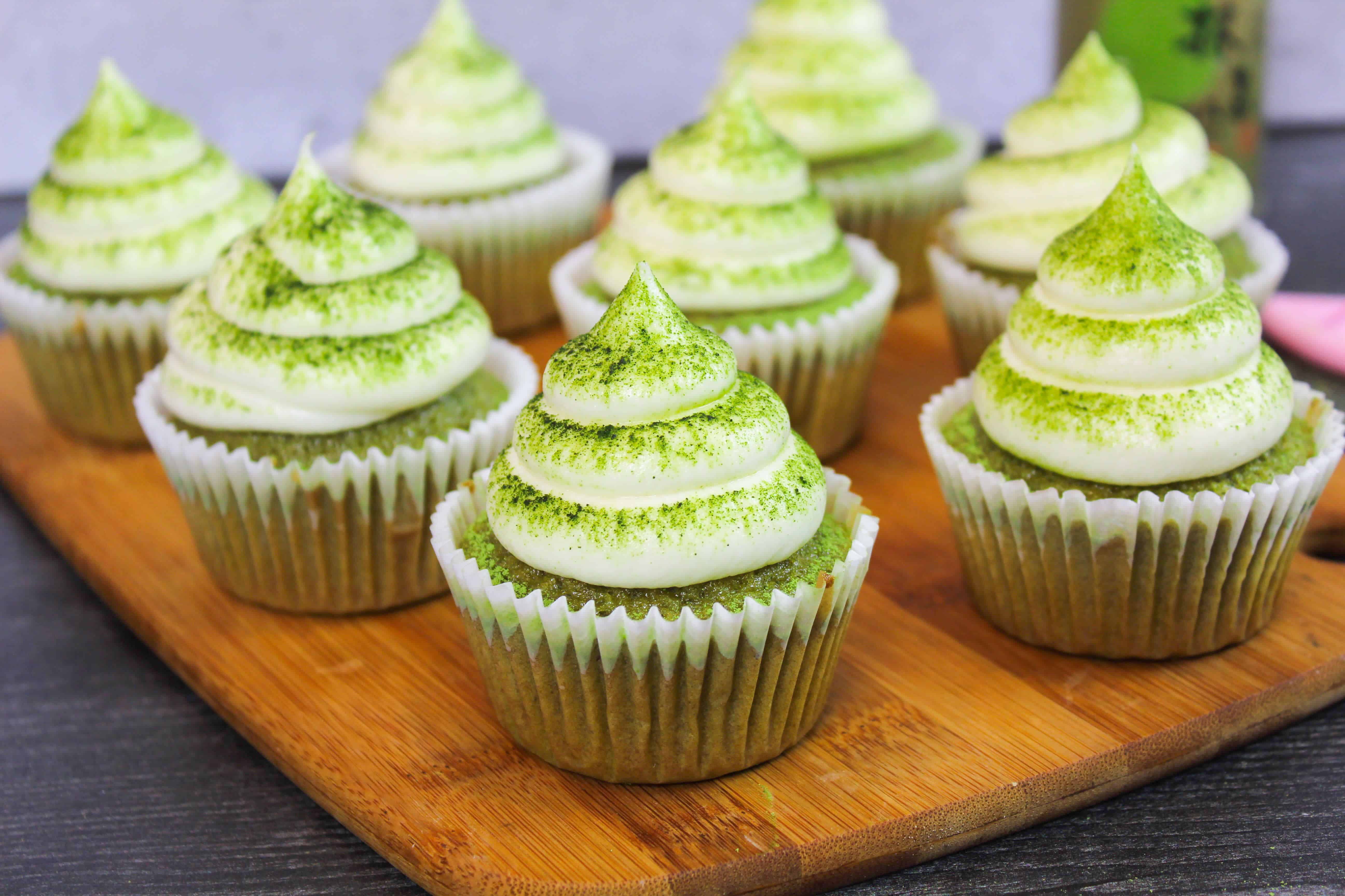 批次牌蛋糕，用香草奶酪糖霜，与粉末粉末粉碎