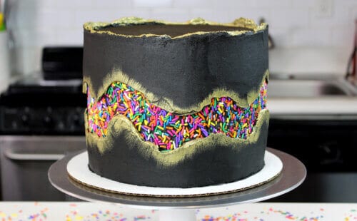 用洒断裂线装饰的Fufetti蛋糕照片