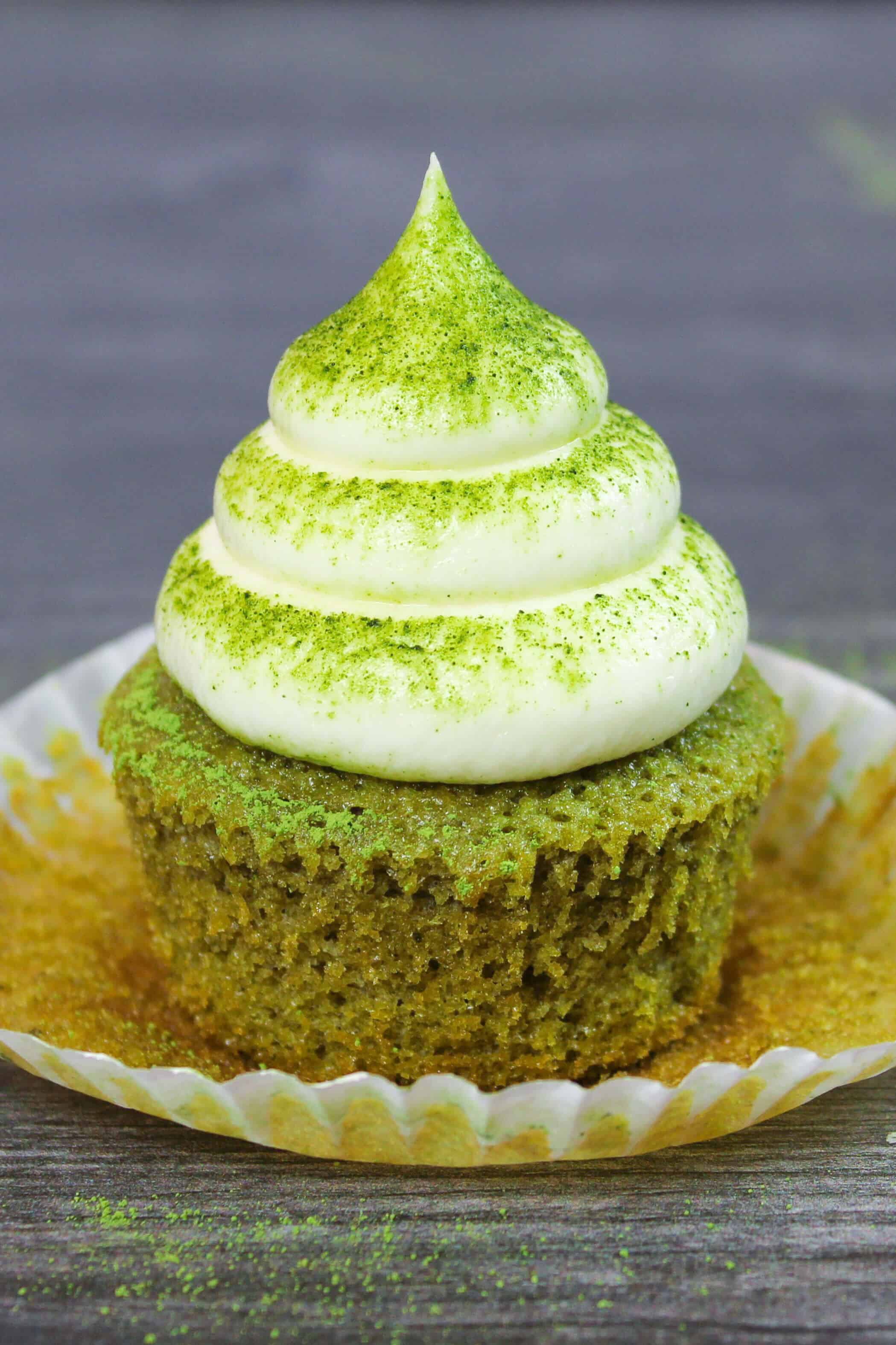 抹茶纸杯蛋糕，点缀香草奶油和抹茶粉