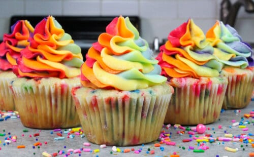 图为彩虹漩涡霜装饰的funfetti纸杯蛋糕