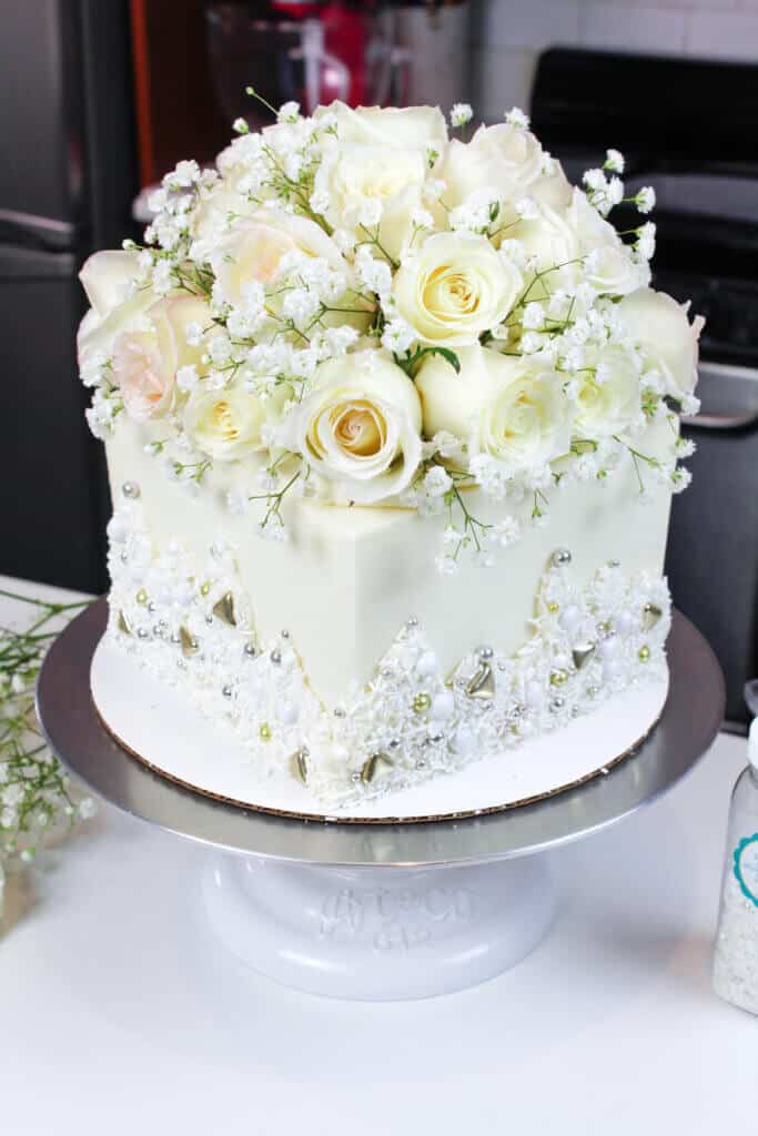 用鲜花装饰的方形订婚蛋糕照片