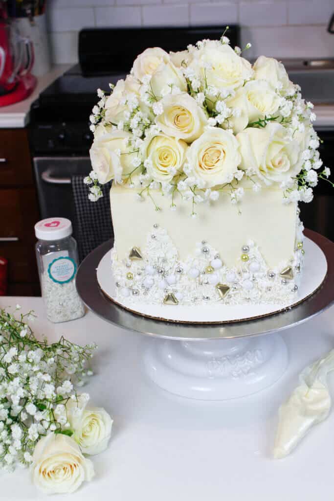 装饰白色婚礼蛋糕形象