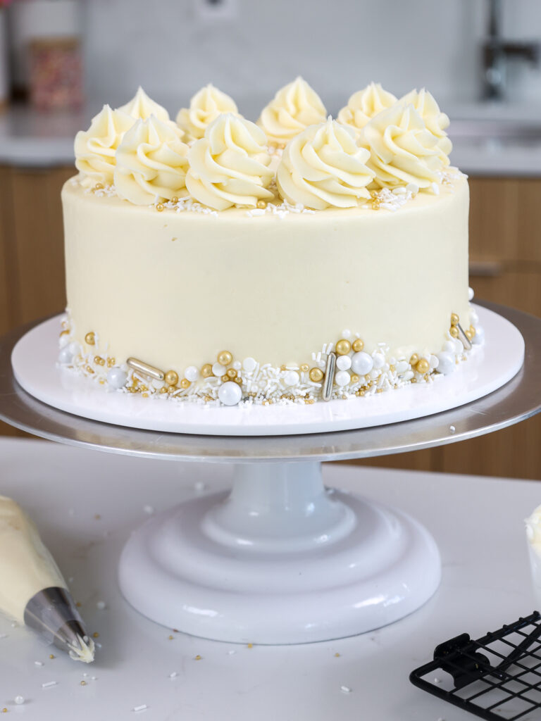 WASC蛋糕的图像，上面撒上杏仁奶油和漂亮的金属洒