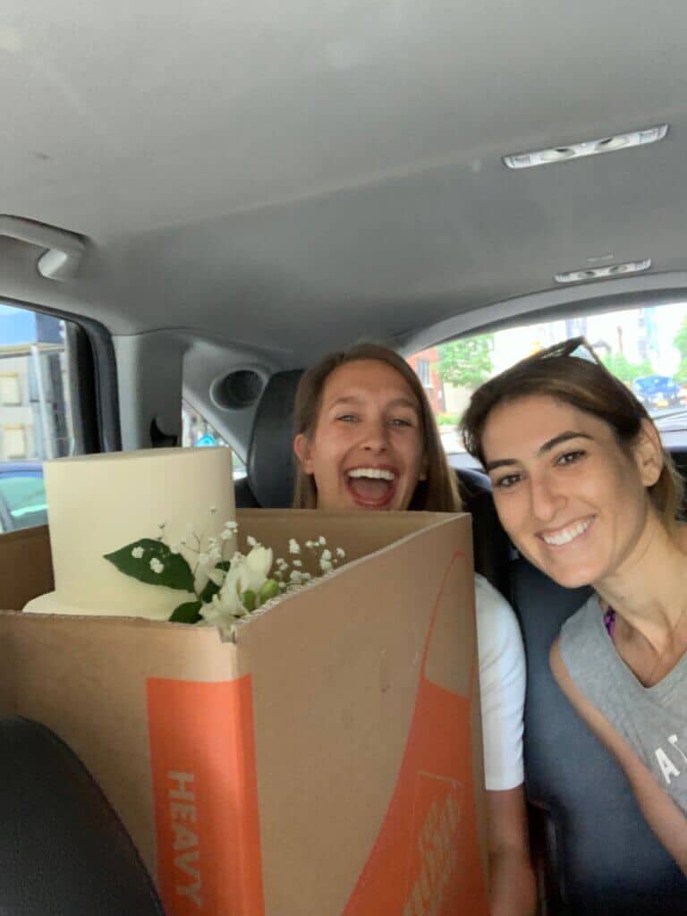 用优步送婚礼蛋糕的图片