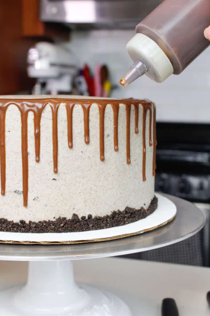 图为在奥利奥蛋糕上加入巧克力液