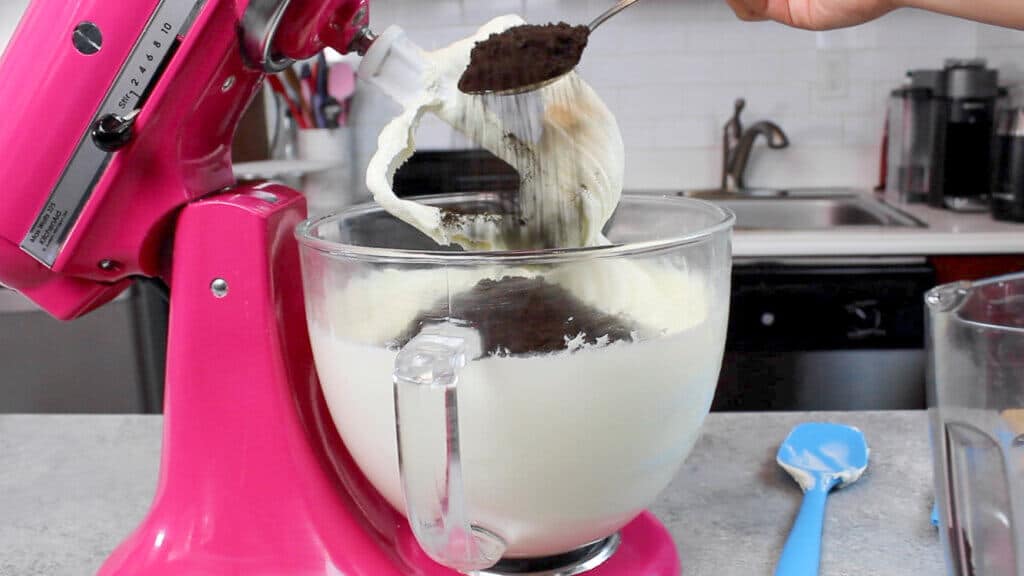 加入粉碎奥利奥奶油成，使奥利奥结霜