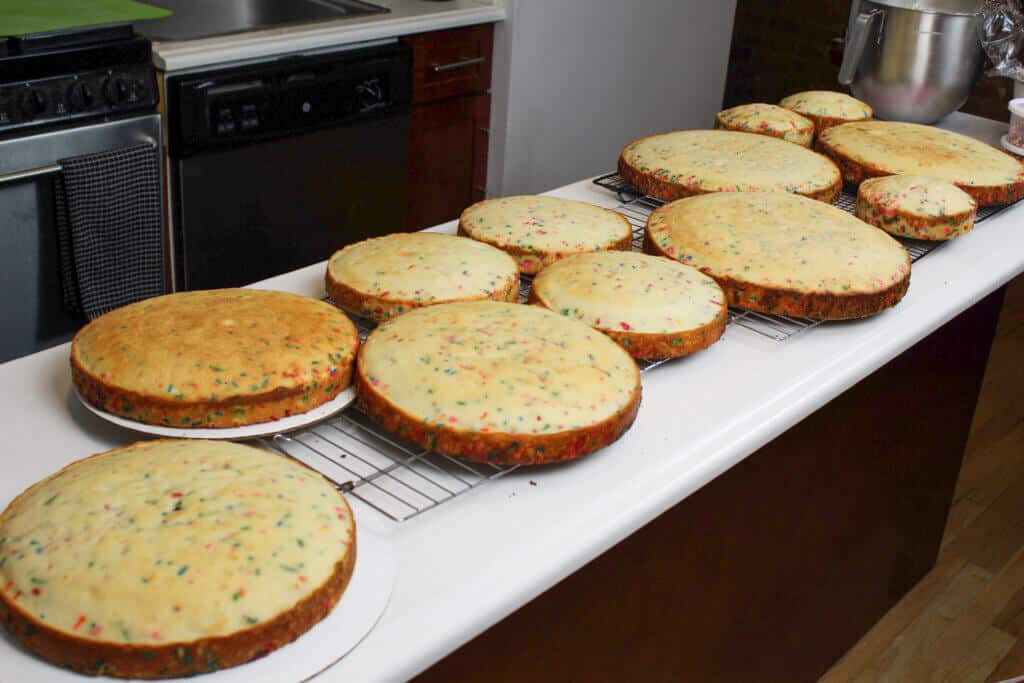 我funfetti婚礼蛋糕层的照片