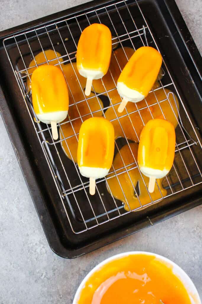 橙creamsicle cakesicles的图像，覆盖橙色镜釉