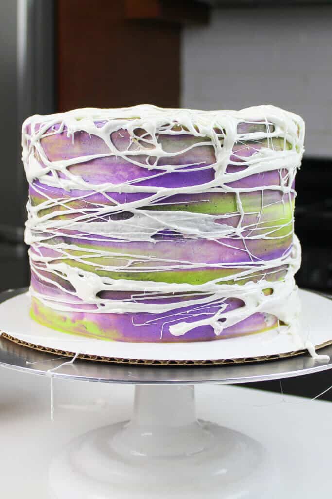 蛋糕的图像覆盖棉花糖蜘蛛网