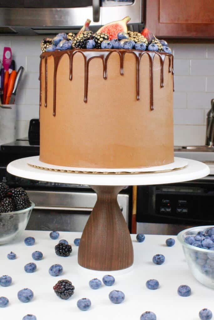 6英寸的巧克力蛋糕滴