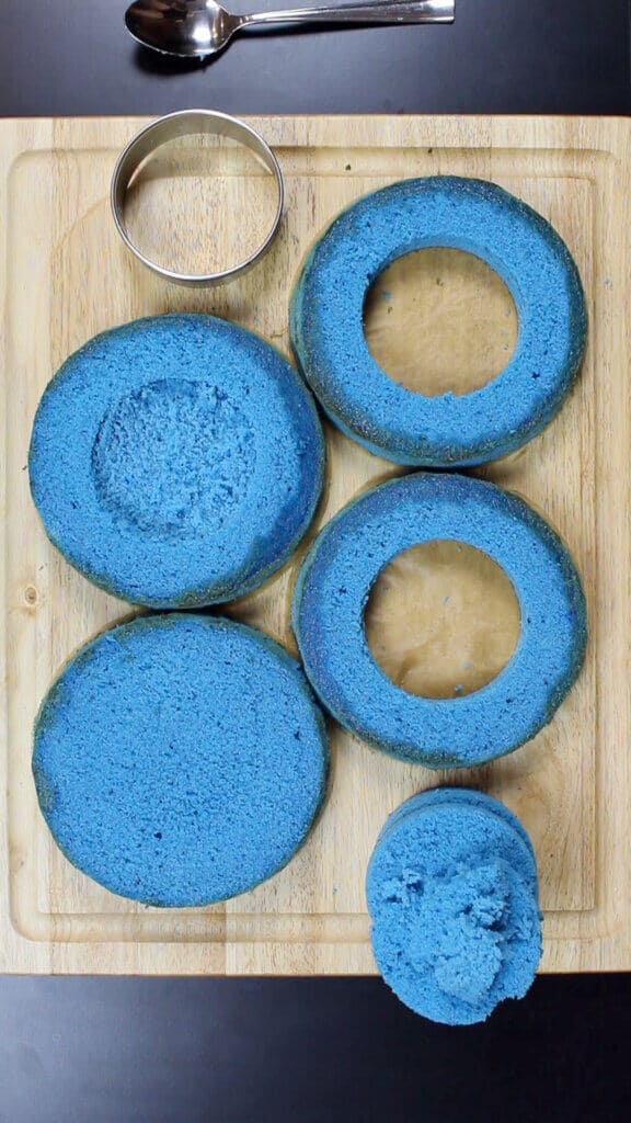 糕饼层的图像削减内部蛋糕一个惊喜