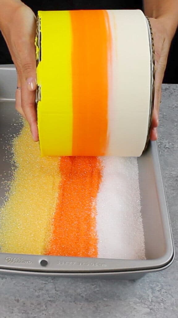 形象的蛋糕带来了卷在砂糖洒，以装饰蛋糕的侧面