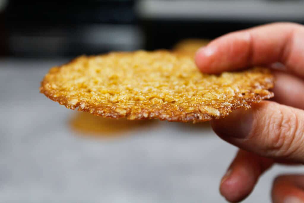 燕麦花边饼干的金棕色边缘的特写照片