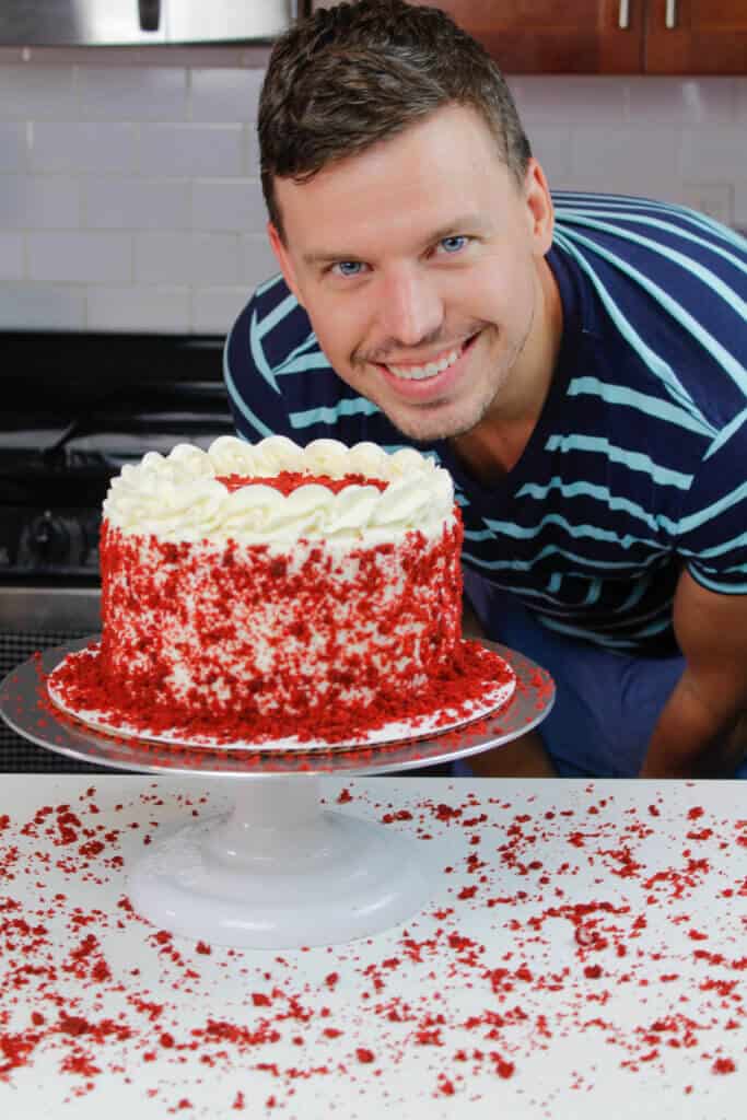 幸福的丈夫与红色天鹅绒层蛋糕的形象