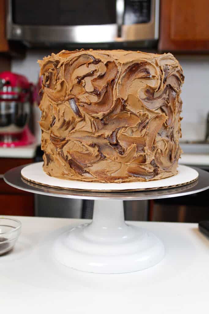 轻松的黄色蛋糕层与巧克力奶油