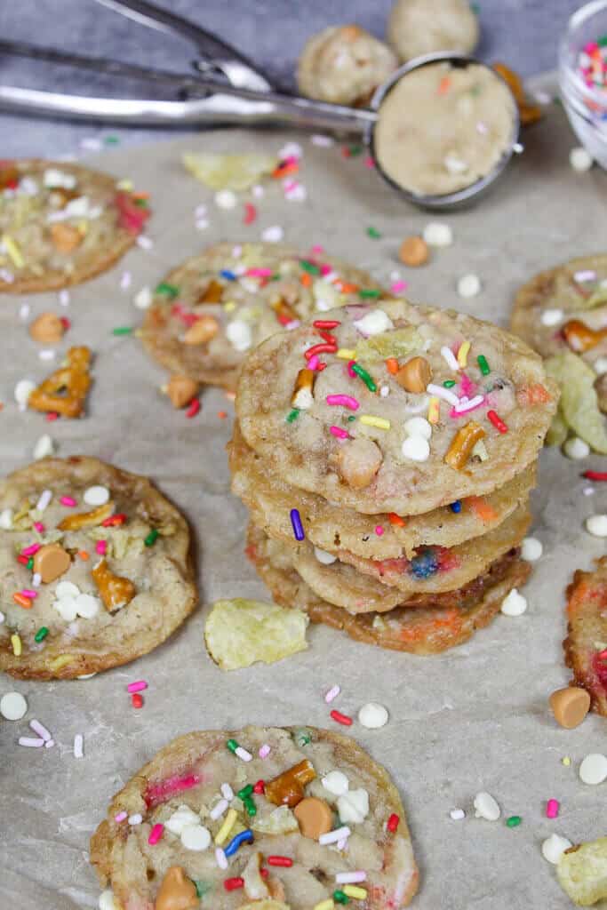 烤厨房水槽饼干图像，堆叠在彼此的顶部上