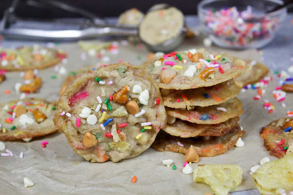 厨房水槽饼干堆，饰有彩虹洒