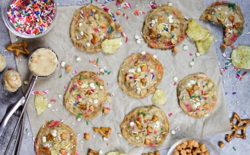 牛奶的图像酒吧风格，从头顶堆肥饼干，有散身边成分