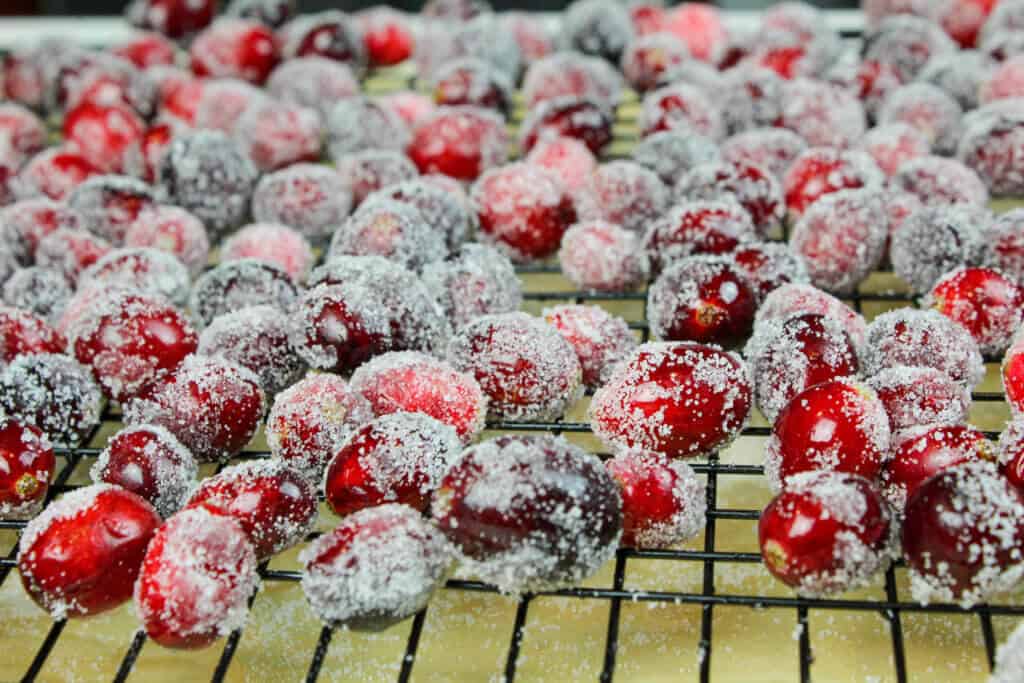 加了糖的小红莓，等着加到我的bundt蛋糕里