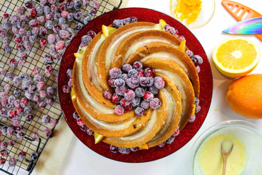 节日蔓越莓和橙色bundt蛋糕的图片