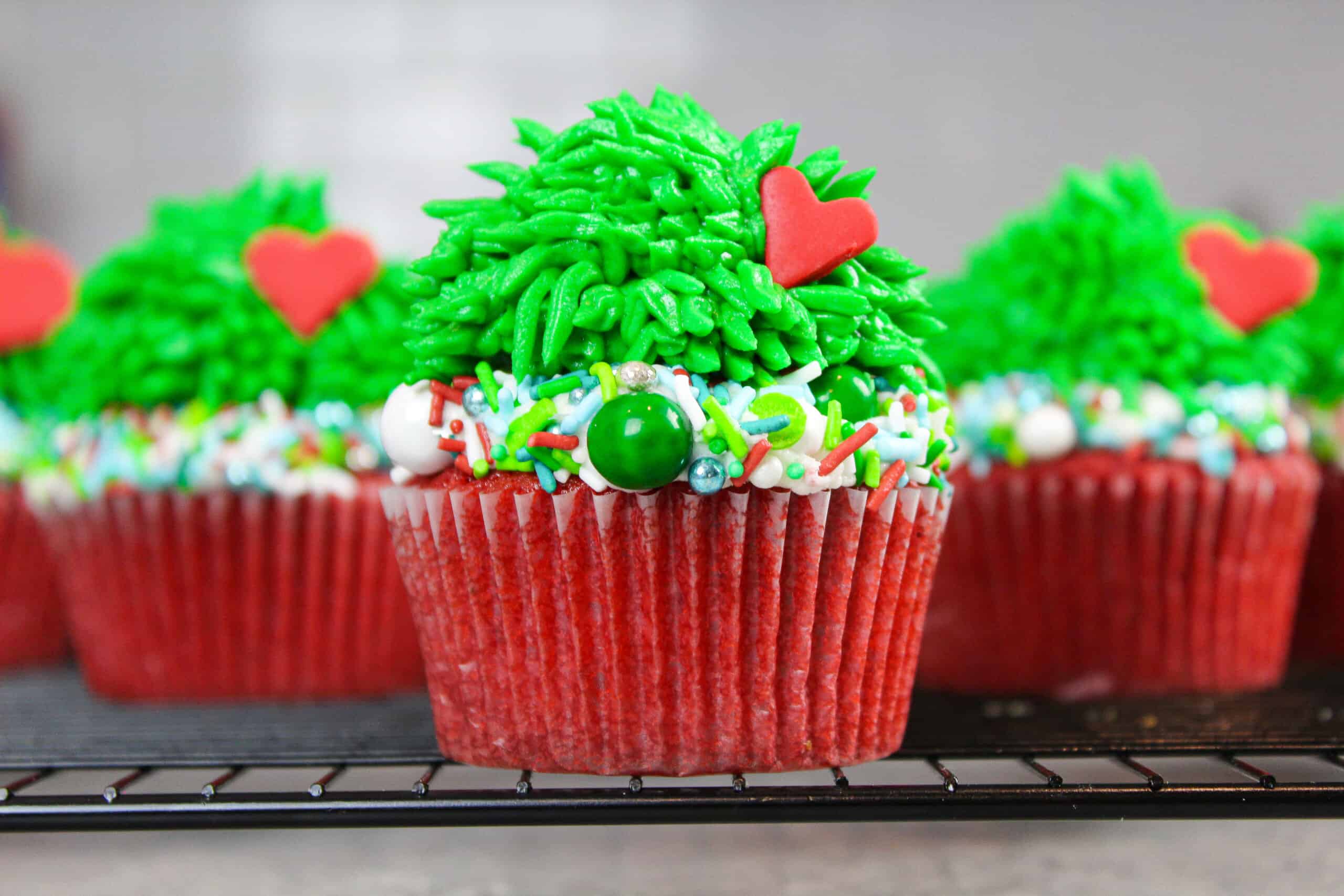 圣诞怪杰蛋糕，很容易使绿色奶油皮草形象