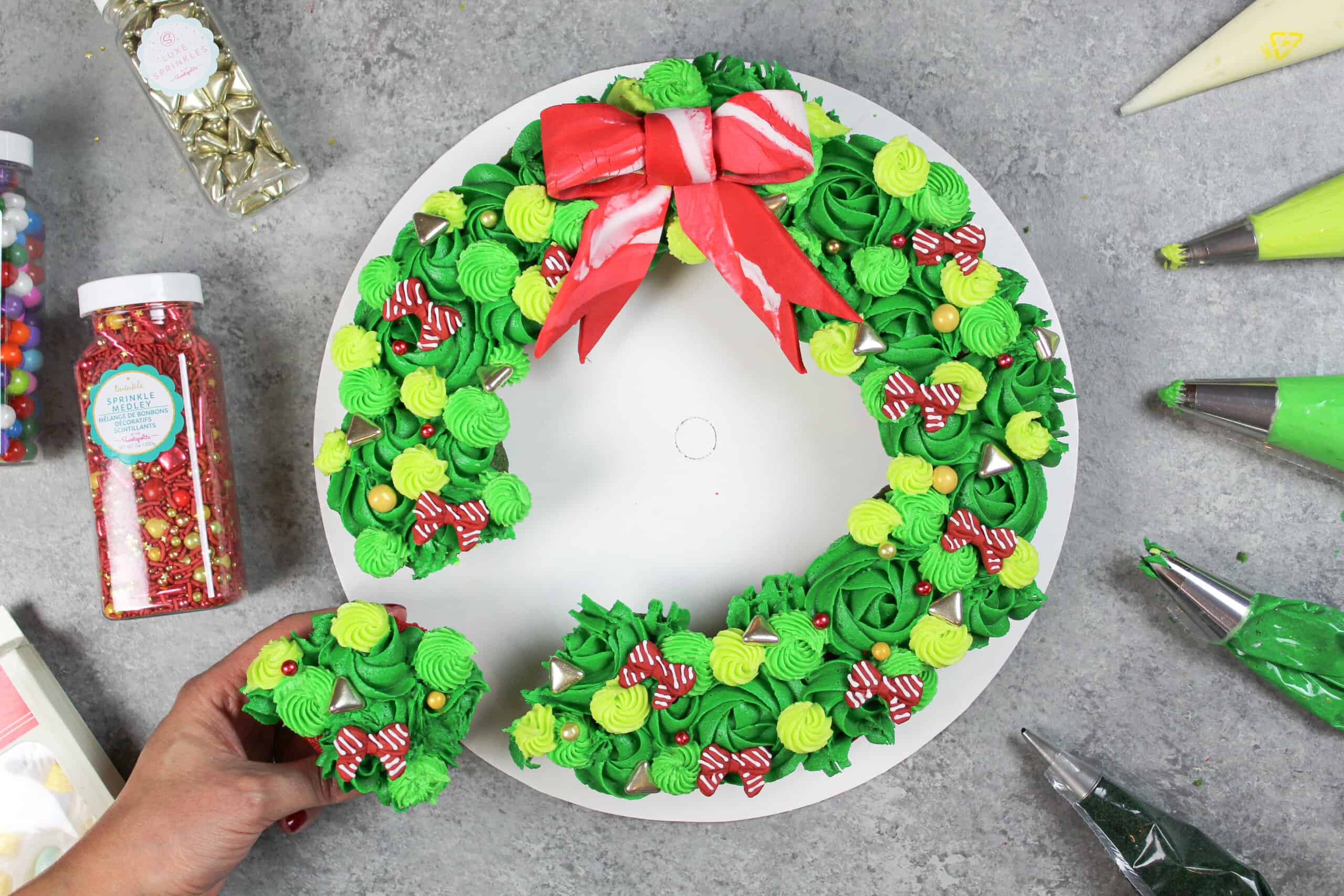 拉开的杯形蛋糕花圈图像