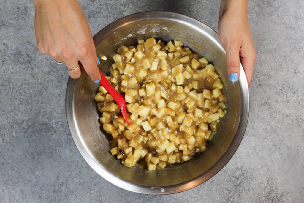 奥德的形象苹果蛋糕面糊，这是半个苹果的体积！