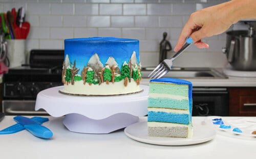 冬季仙境蛋糕与漂亮的蓝色蛋糕层的图像