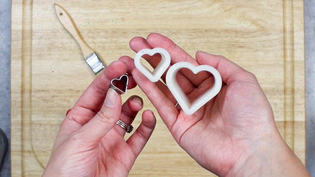 三个心形饼干切割器的图像