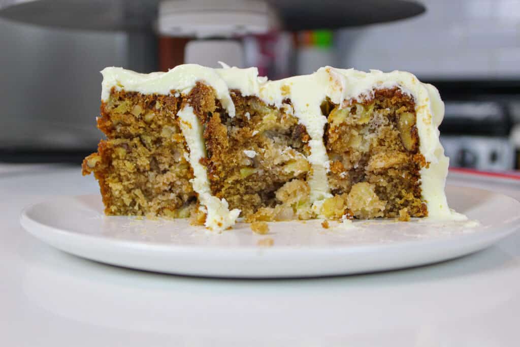 老式的苹果蛋糕片的图像，咬入显示层是多么潮湿