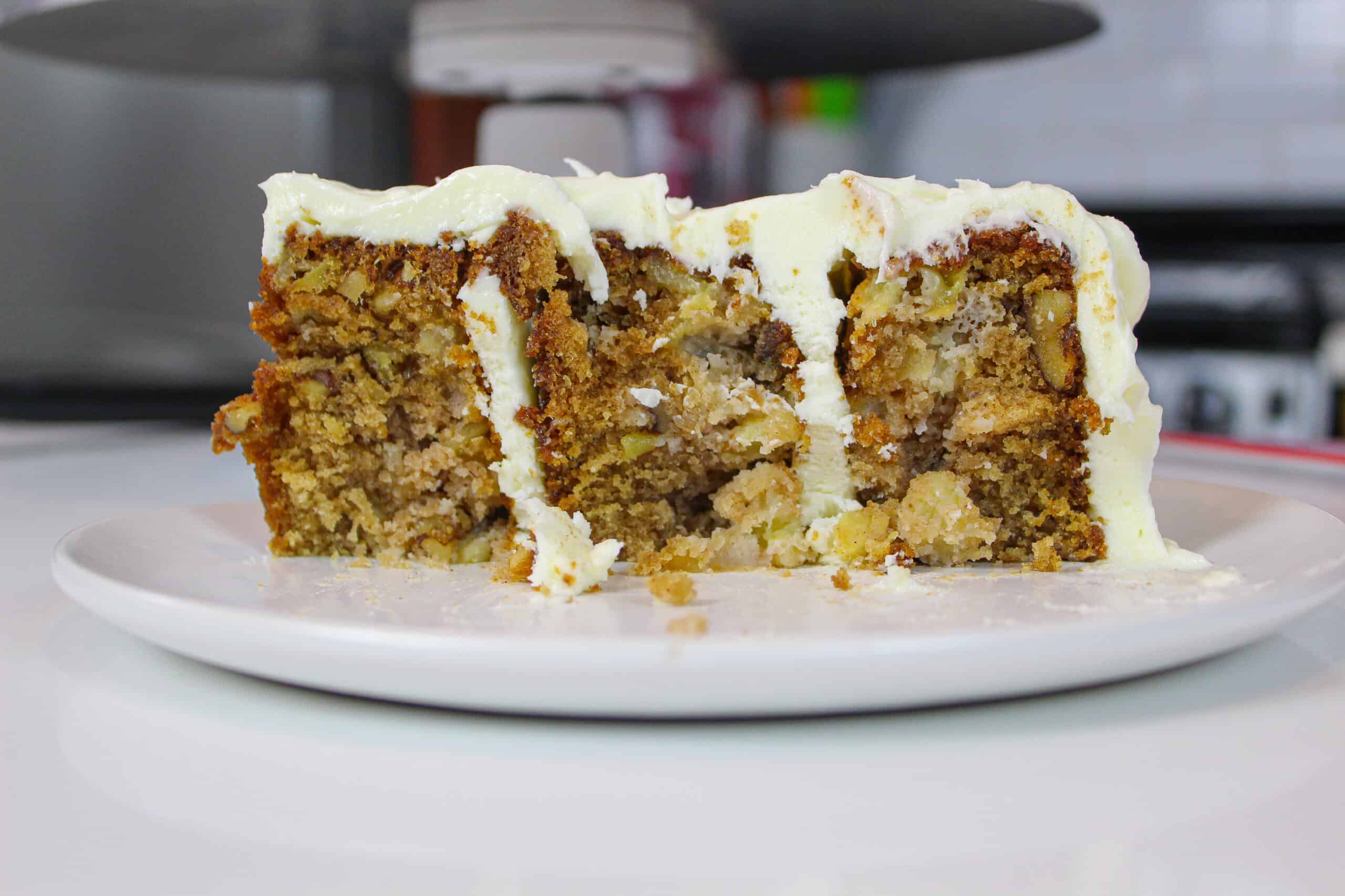 古板的苹果蛋糕切片的图象，被咬入，展示层数是多么滋润