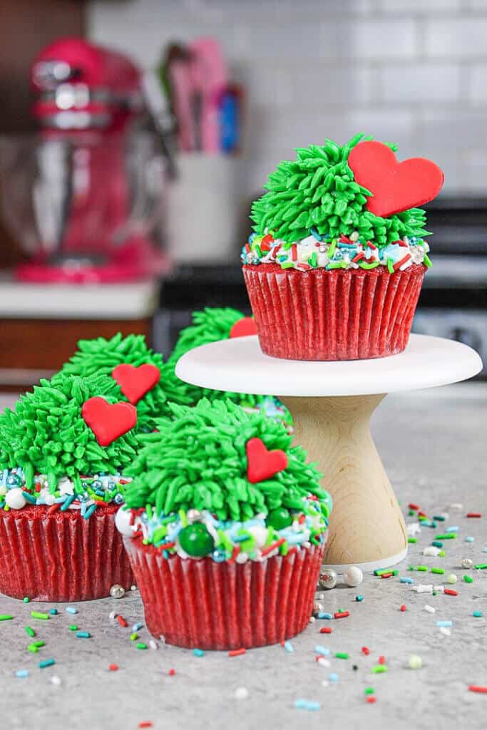 圣诞怪杰的形象与规模增长3倍的心形蛋糕