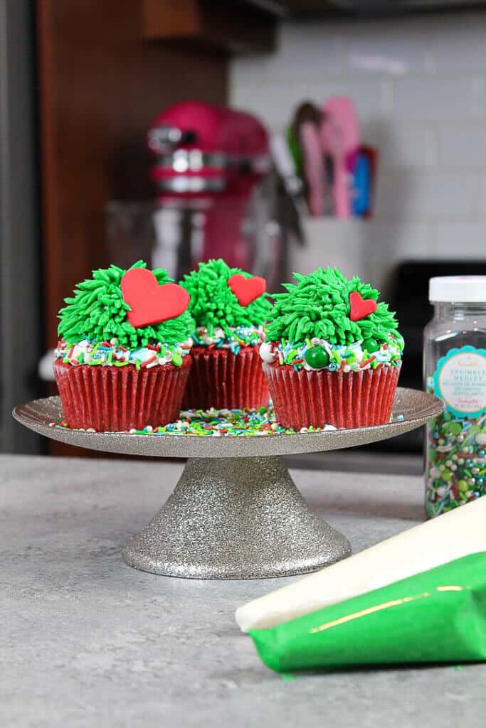 管道绿色奶油毛皮的图像投射到格林驰蛋糕