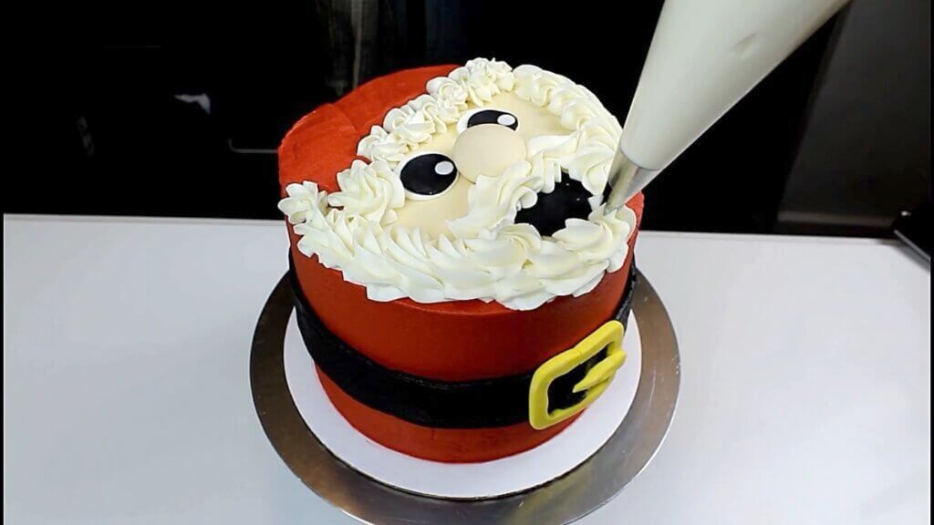 可爱的圣诞老人蛋糕的形象与奶油制成