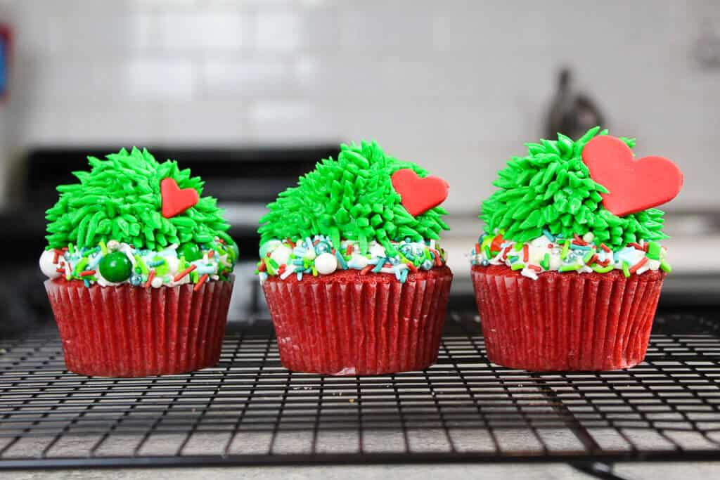 圣诞怪杰的形象与成长3倍大小的心形蛋糕