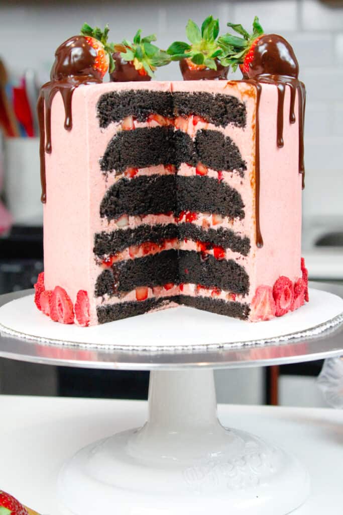 草莓奶油鲜草莓馅巧克力蛋糕形象