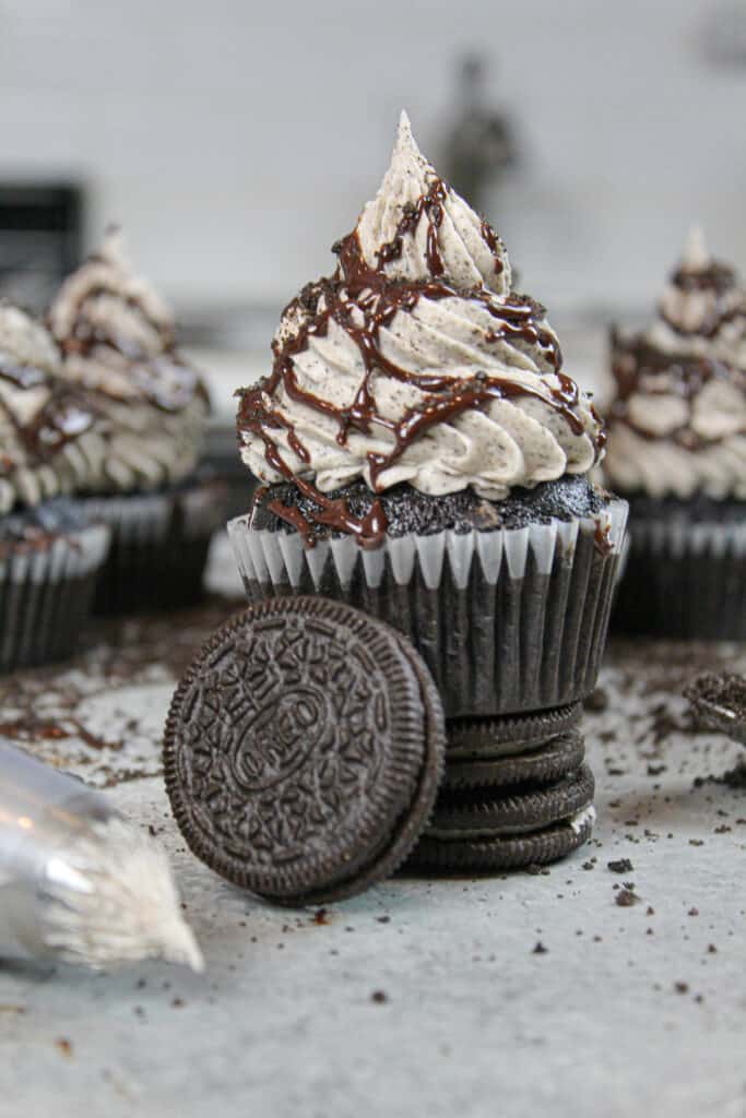 奥利奥纸杯蛋糕堆在两个奥利奥上面的图片