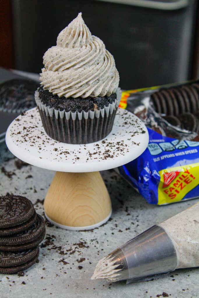 奥利奥杯形蛋糕上撒了一大块法国糖