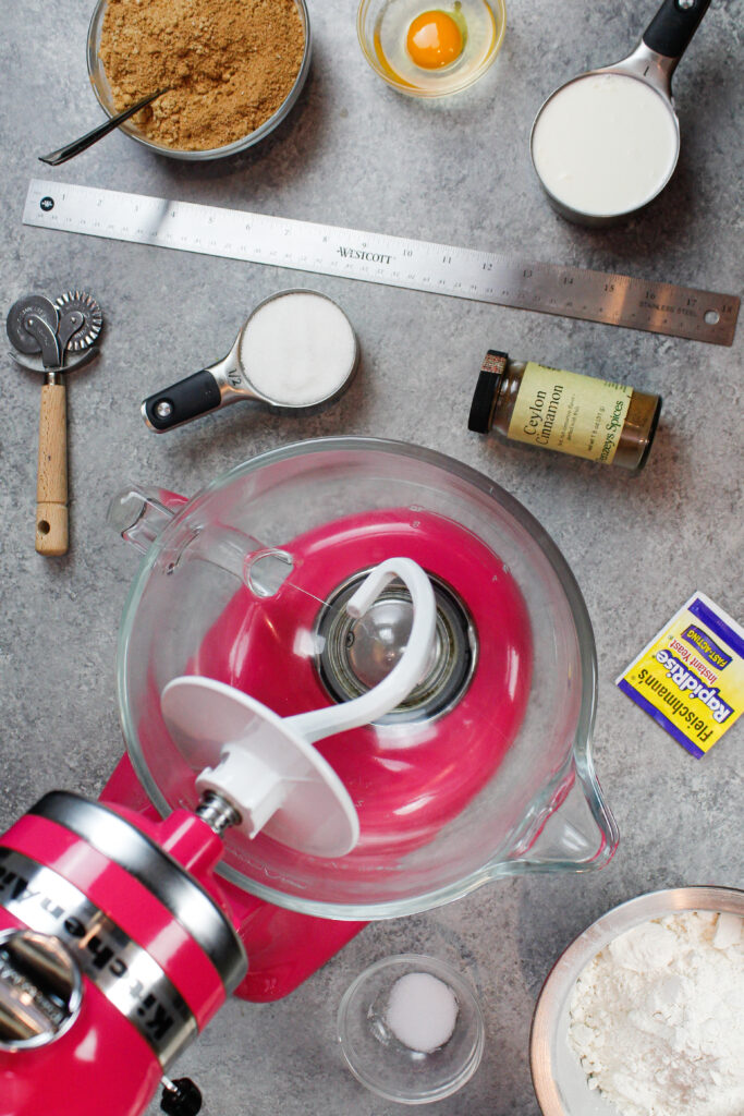 自制肉桂卷配料的图像，在制作之前进行了布局。