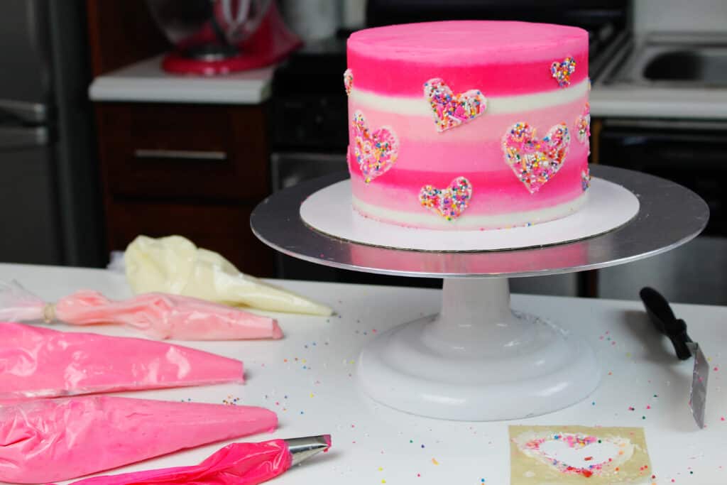 用funfetti蛋糕层制造的桃红色情人节蛋糕的图象和装饰用洒心脏