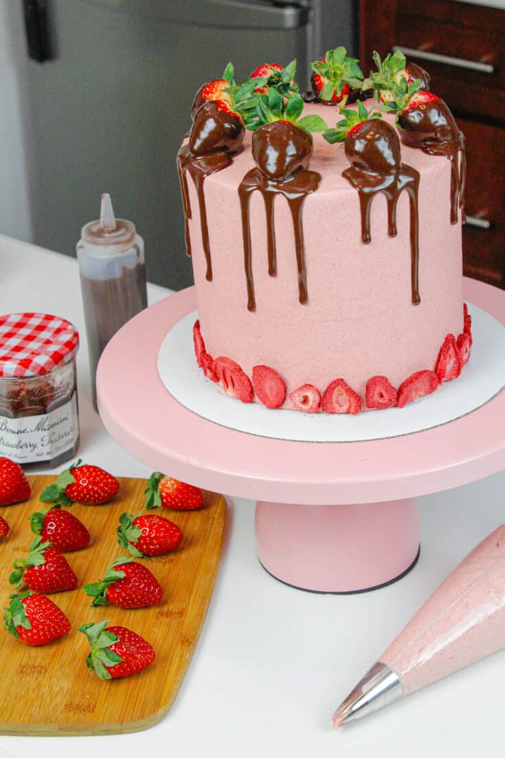 黑巧克力草莓蛋糕的图片