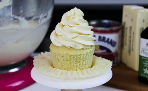 在杯形蛋糕上的俄国buttercream的图象