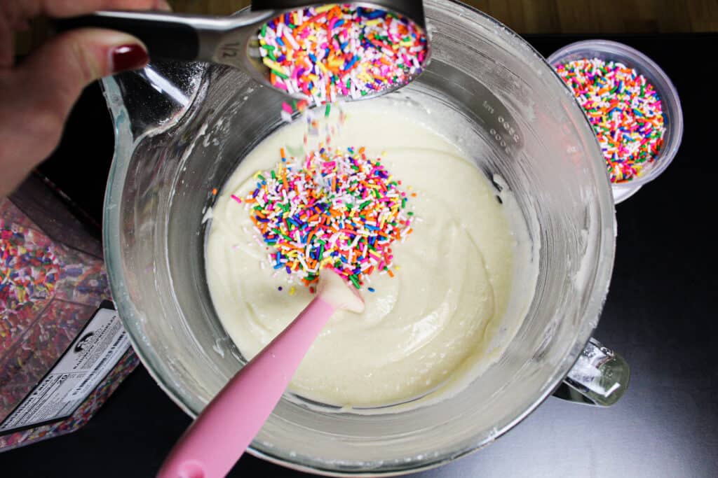 在funfetti蛋糕糊中加入正确类型的彩虹