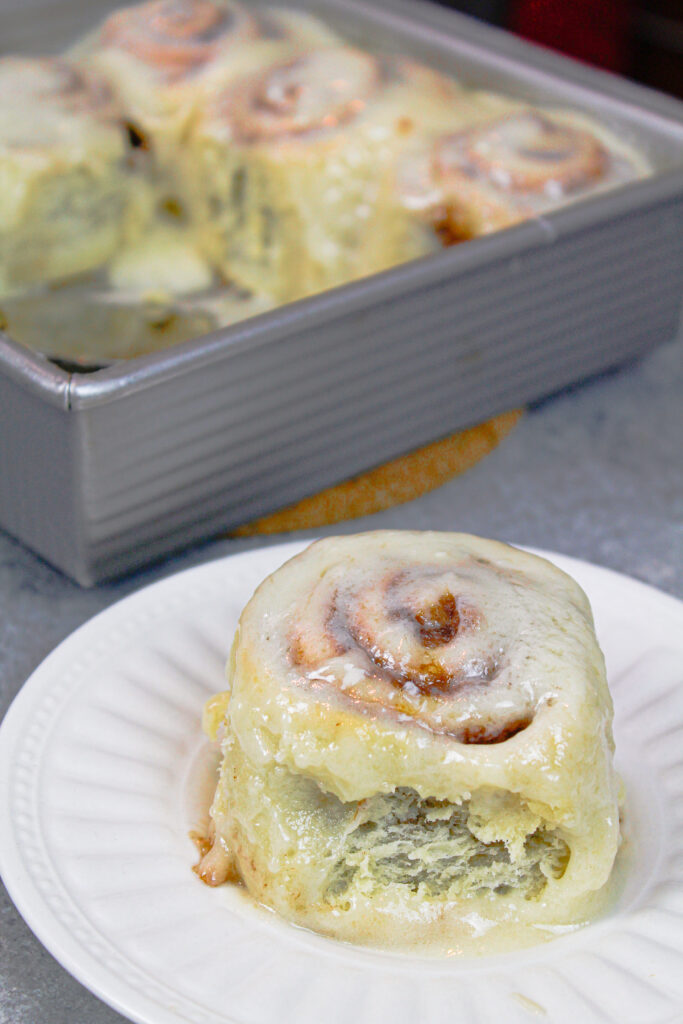 肉桂卷放在盘子上，蓬松柔软，中间有粘性，可以吃