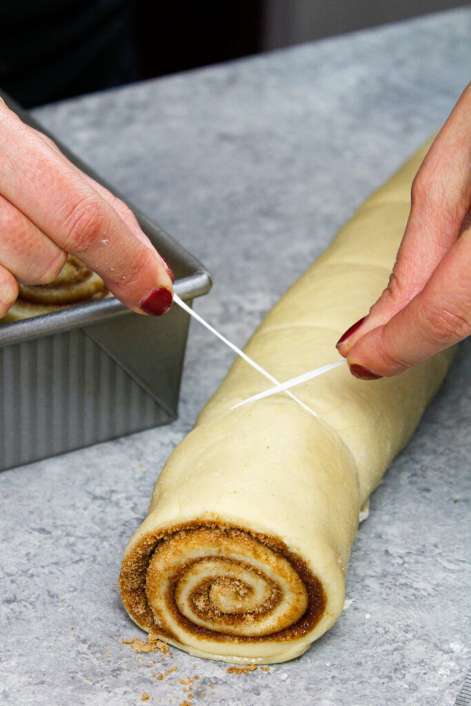 用牙线切肉桂卷的图片