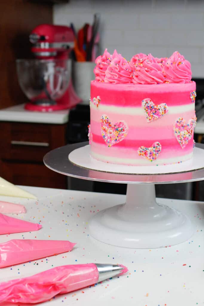 完成的洒心脏蛋糕的图象为情人节