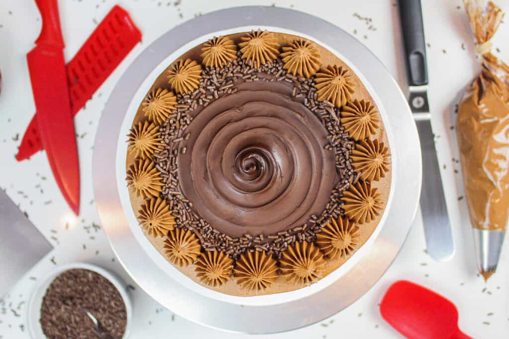 无麸质巧克力蛋糕的图像从头顶，装饰着一个巧克力漩涡和奶油块